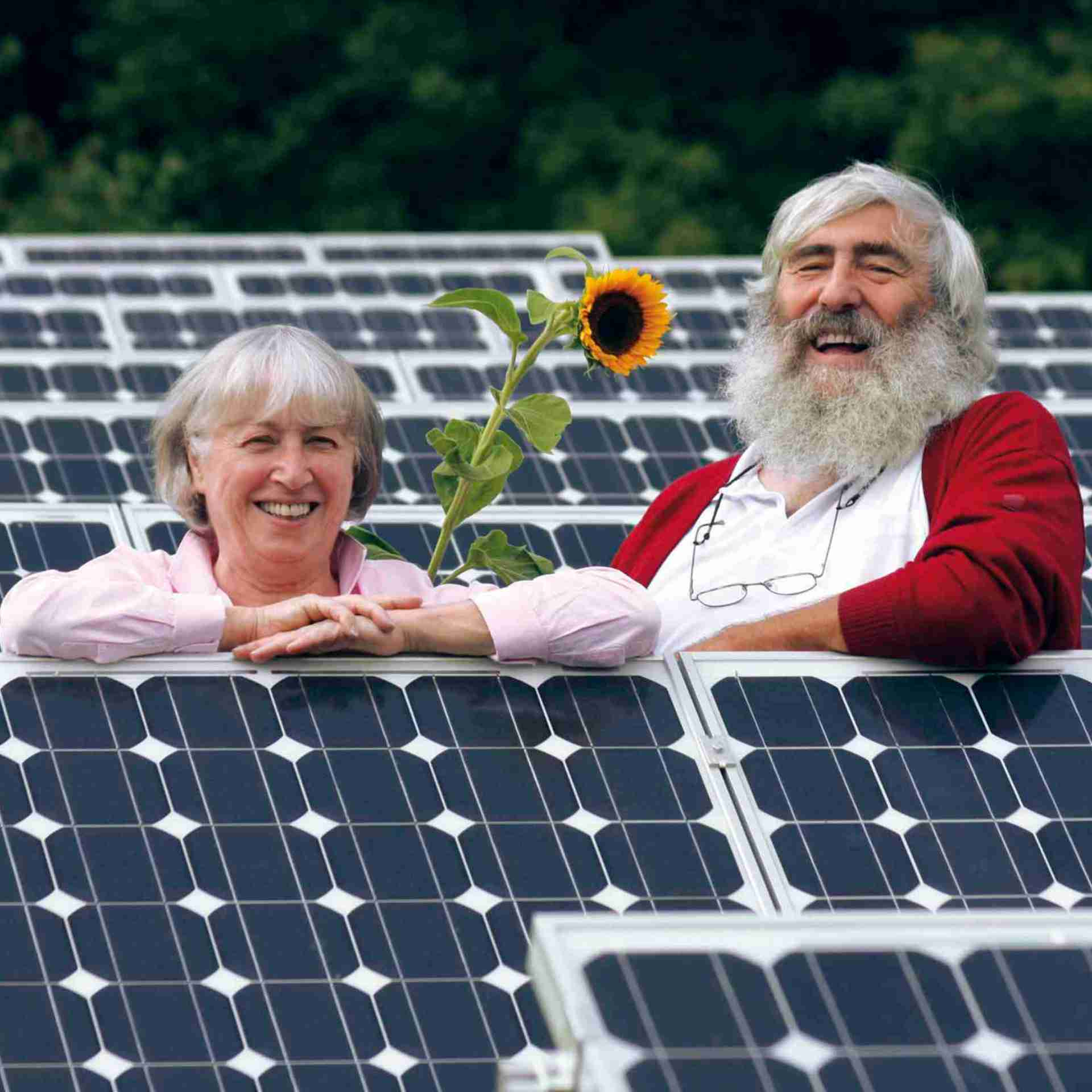 Ursula und Michael Sladek stehen vor einer Photovoltaikanlage