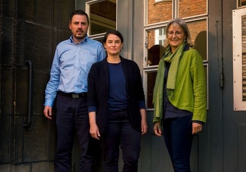 Gemeinsam für bezahlbaren Wohnraum: Jade Jacobs und Antje Block, Stiftung Ros, sowie Susanne Kratt, GLS Bank