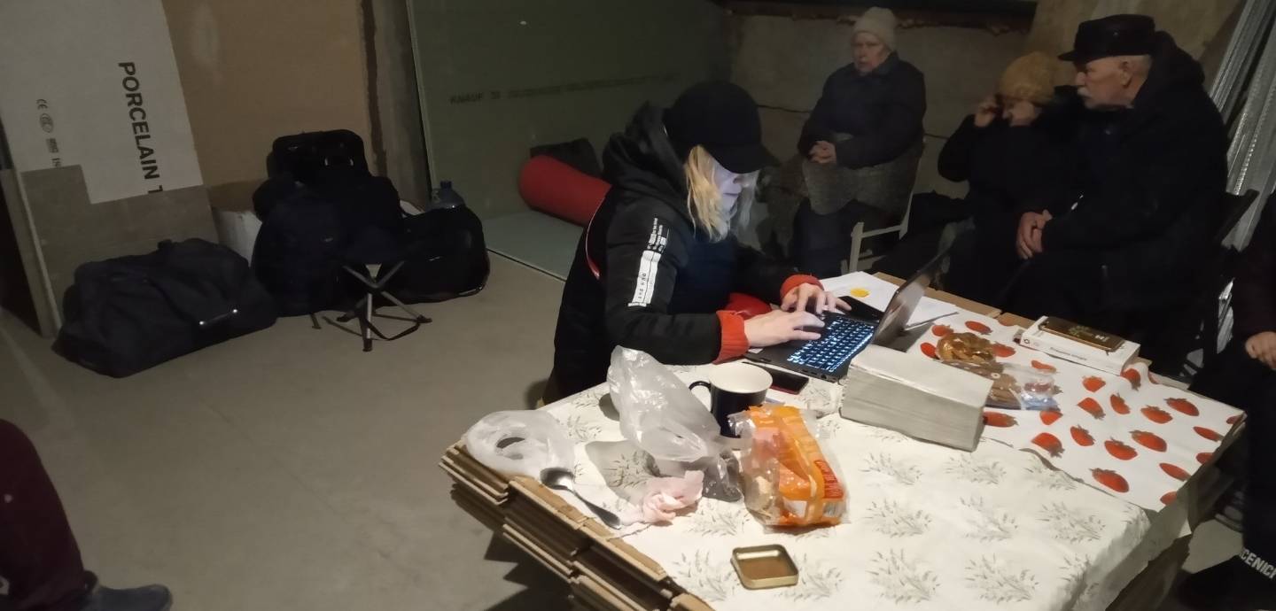 Von Kiew nach Norddrebber_Mitarbeiterin arbeitet im Keller zum Schutz vor den Bomben.