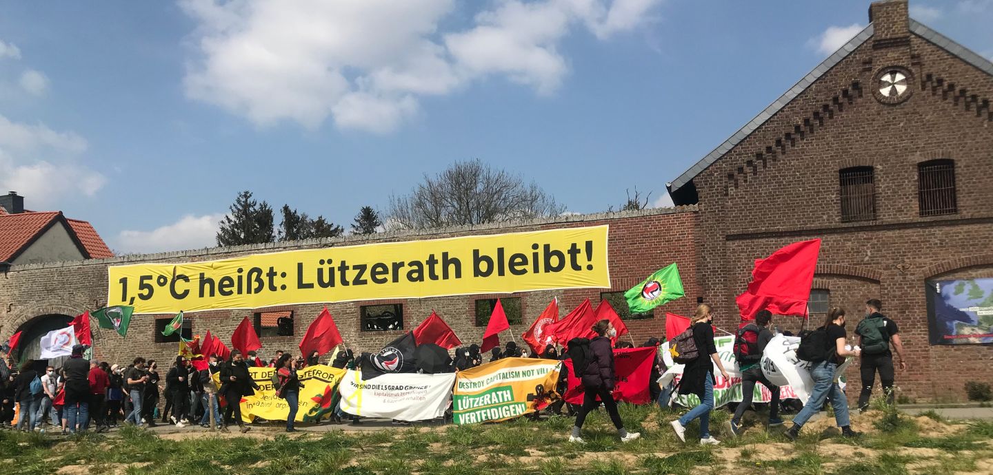 Ein früherer Protest in Lützerath mit dem Plakat 1,5 Grad heißt Lützerath bleibt.