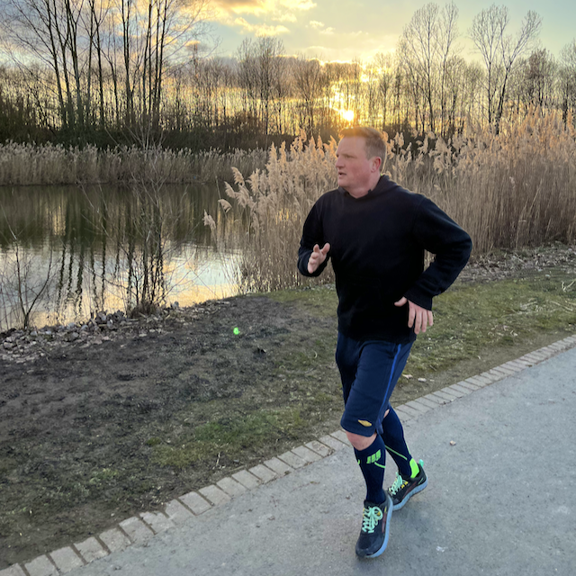 Henning Zirkel läuft an einem See vorbei.
