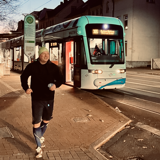 Henning Zirkelläuft an einer Straßenbahn vorbei.