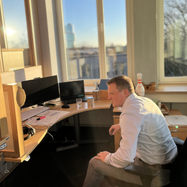 Henning Zirkel sitzt an seinem Schreibtisch.