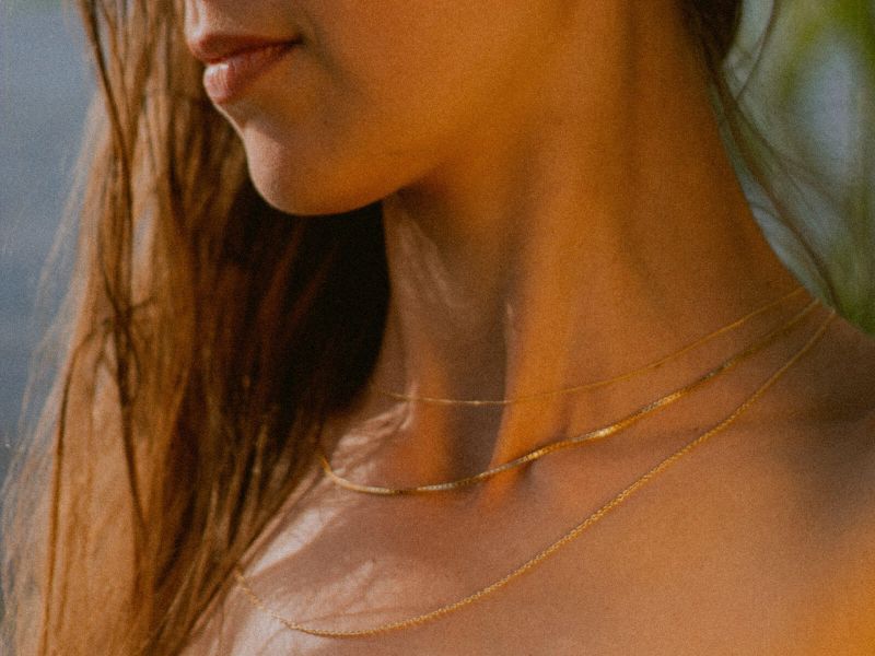 Eine Frau trägt Halsketten von modabilé.