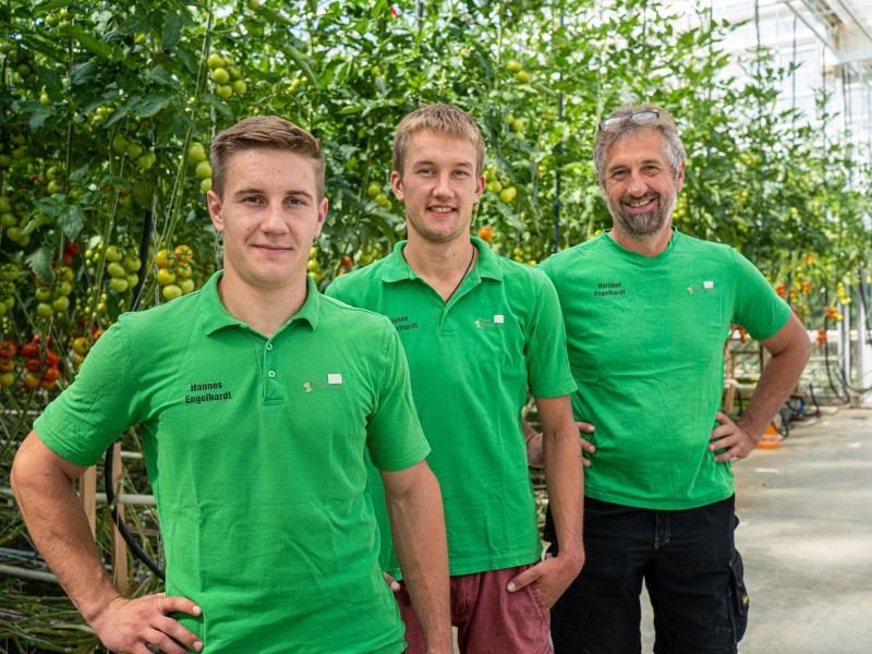 Drei Männer im grünen T-Shirt: Landwirt Engelhardt und seine beiden Söhne.