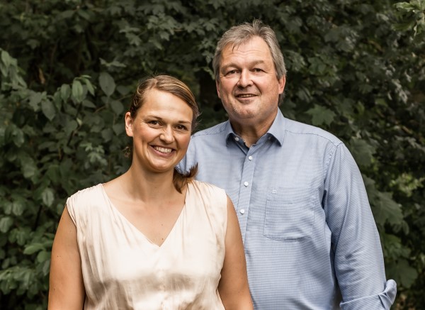 Das Foto zeigt Anna Leidreiter und ihren Vater Thomas, beide im Vorstand der Bürger-Energie-Nord