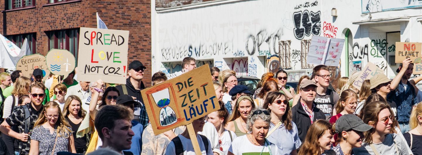 Das Foto zeigt eine Gruppe von Menschen in Bochum, die beim letzten globalen Klimastreik der Fridays for Future protestiert haben.