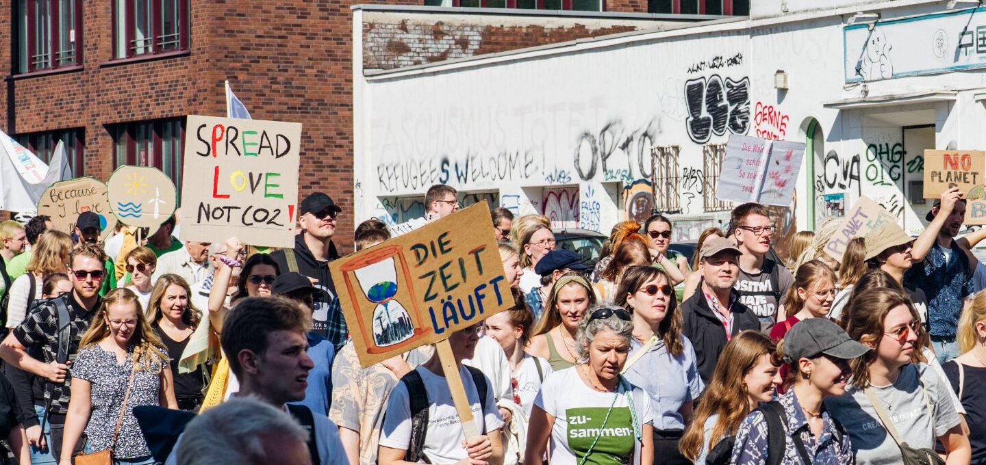 Das Foto zeigt eine Gruppe von Menschen in Bochum, die beim letzten globalen Klimastreik der Fridays for Future protestiert haben.
