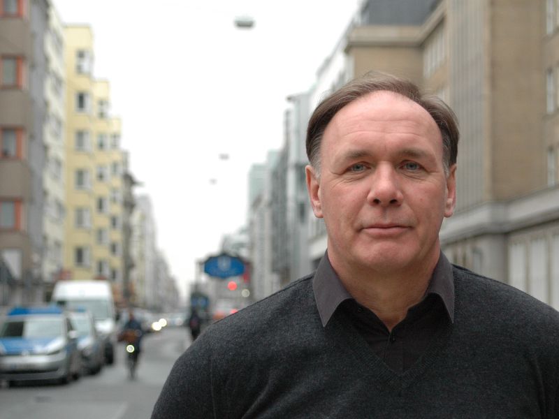 Das Foto zeigt den Journalisten Jörg Staude in einer Straße.