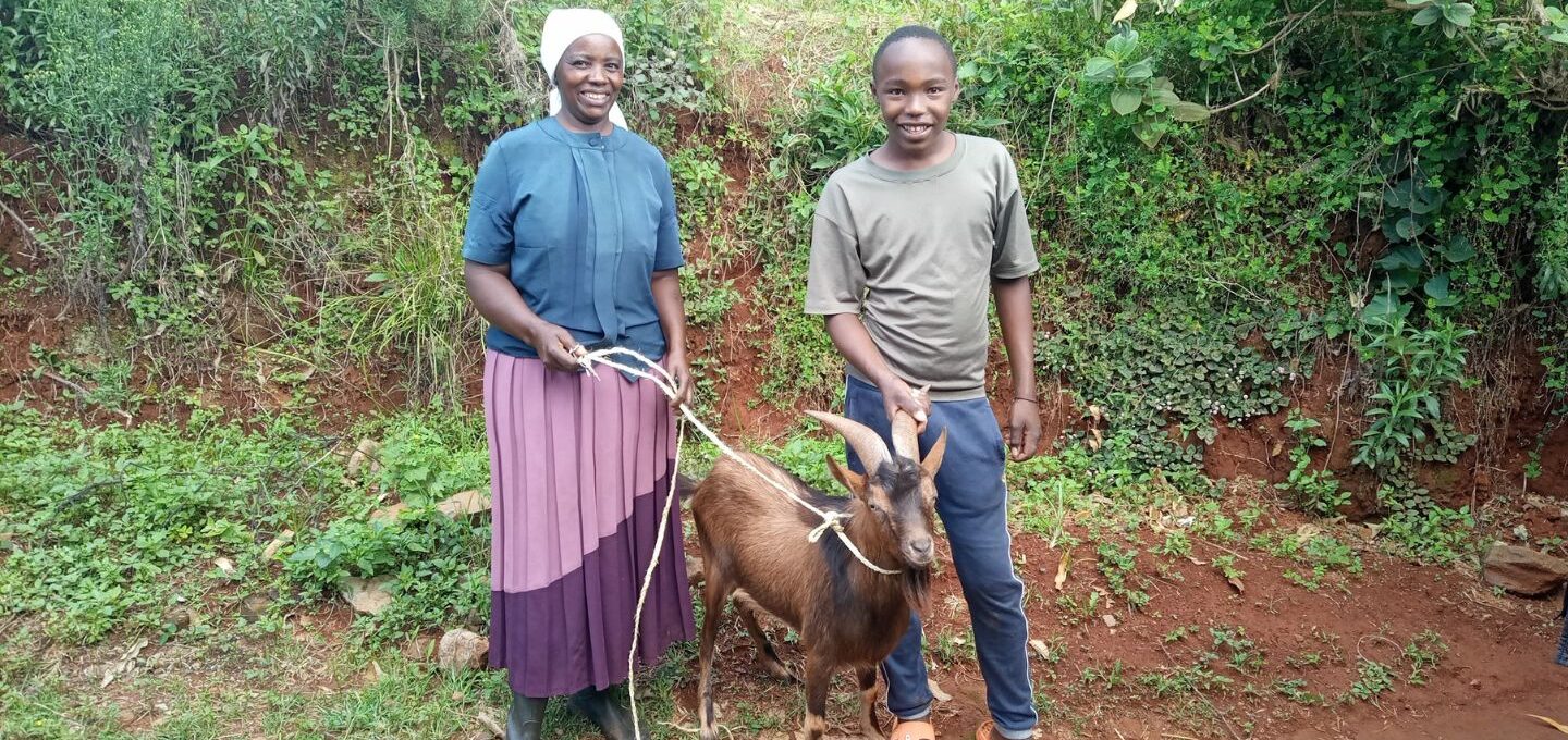 Consolata Mukethi und einer ihrer Söhne mit Ziege
