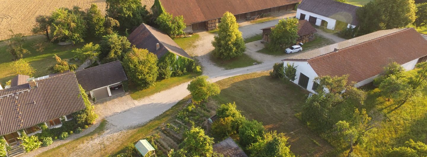 Der Biohof Gruber Schöfthal aus der Luft fotografiert