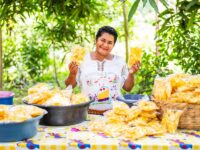 Enma Picado bietet frittierte Bananen in Nicaragua an.