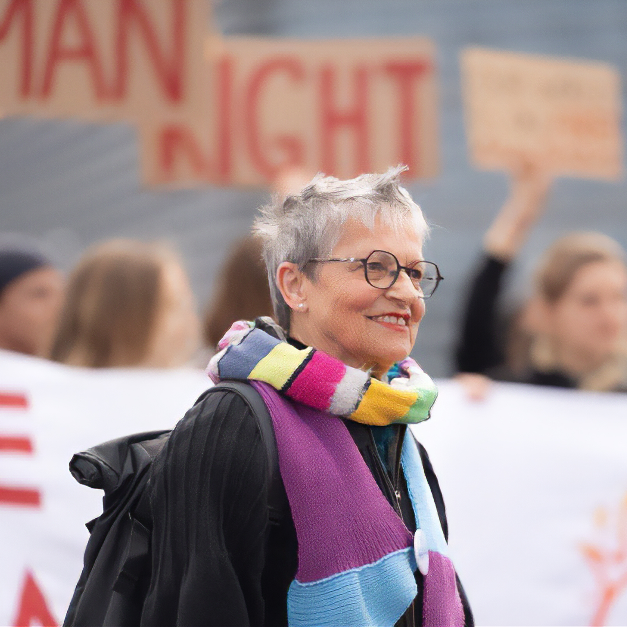 Rita Schirmer-Braun auf einer Demonstration.