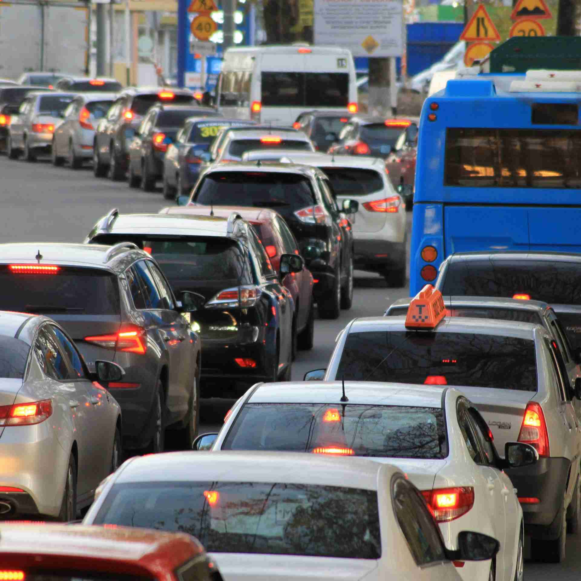 Autos und Busse stehen im Straßenverkehr