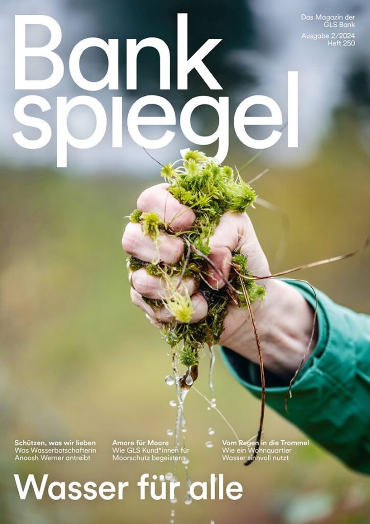 Das Bankspiegel-Cover zeigt eine Hand, die eine wassertriefende Pflanze auswringt.