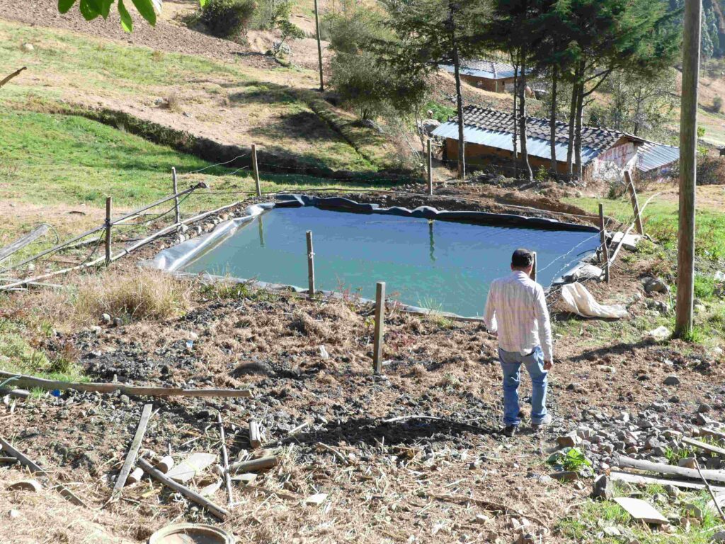 Ein Mann steht vor einem Wasserreservoir. 