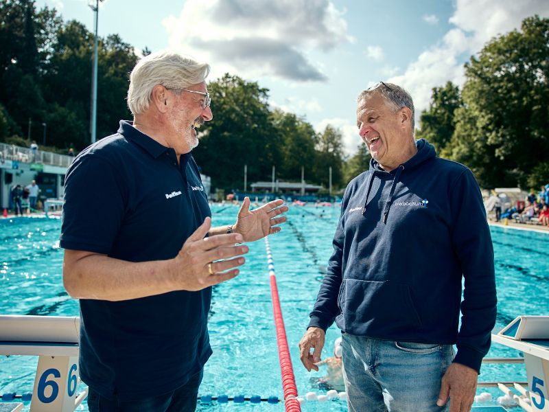 Frank Lautner und Christoph Heidenreich unterhalten sich am Rand des Schwimmbeckens.