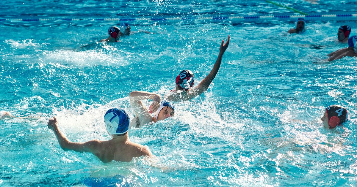 Wasserballspiel im Schwimmbad