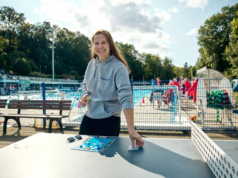 Oleksandra Myronenko steht an einer Tischtennisplatte im Schwimmbad.