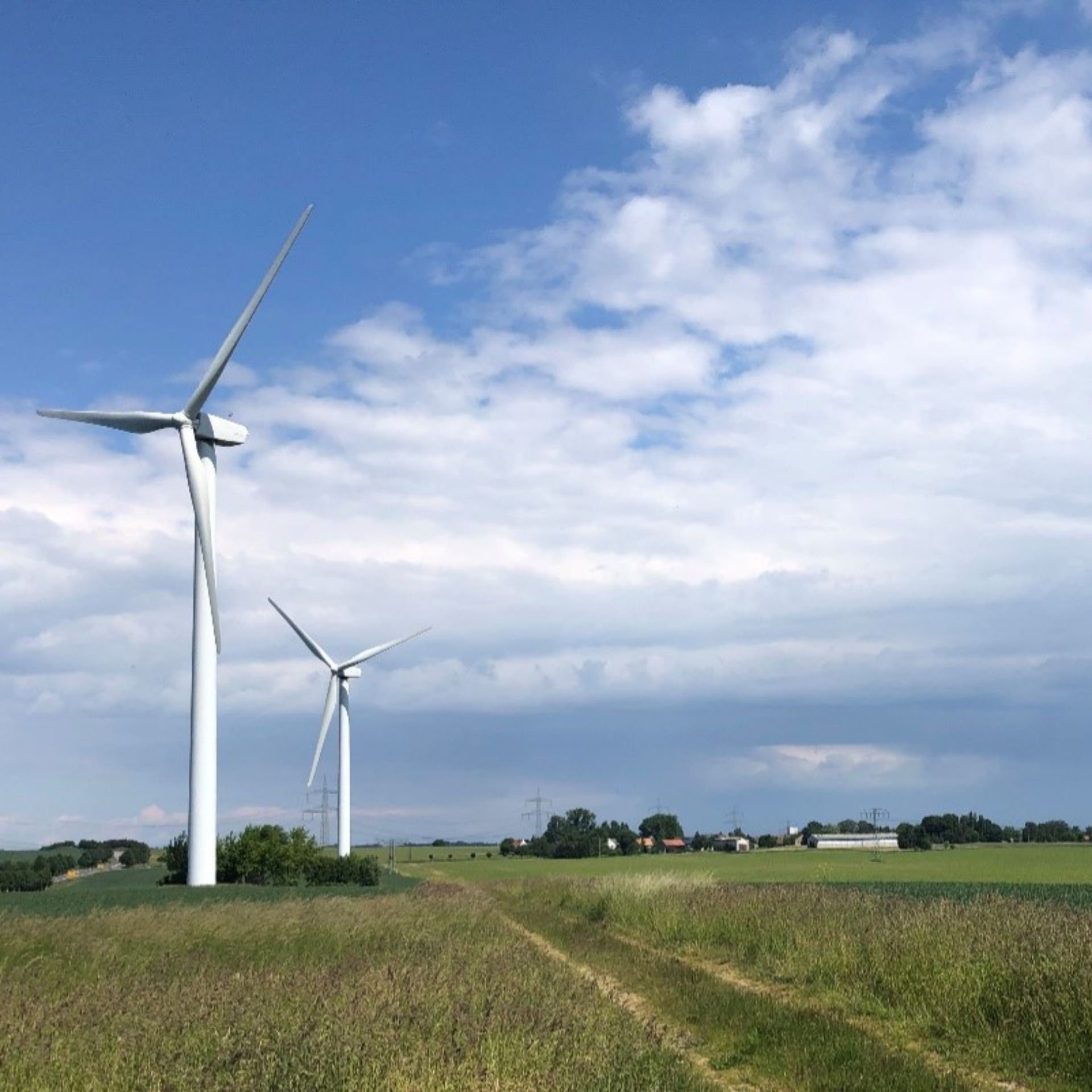 Zwei Windräder in einer deutschen Landschaft