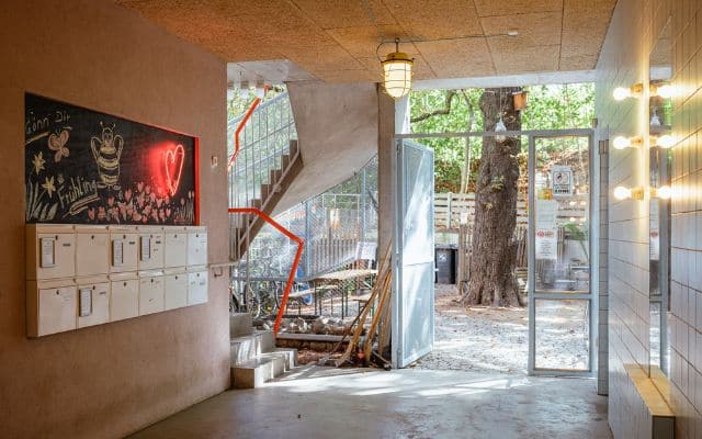 Treppenhaus des Wohnprojekts, das hinten zum Garten rausgeht. 