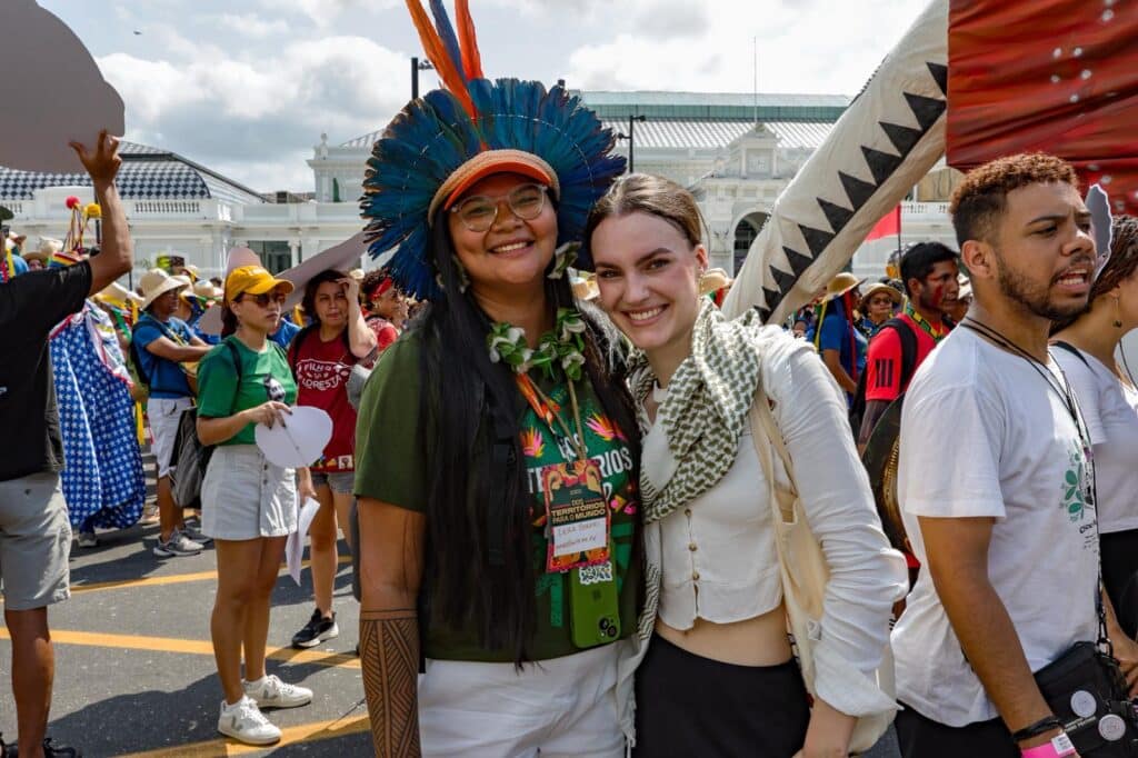 Louisa zusammen mit der indigenen Sprecherin Leila Boari von Altar do Chão