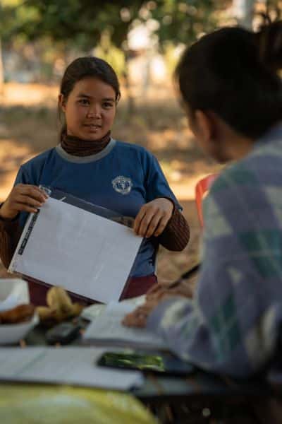 Zwei Menschen in Kambodscha im Gespräch.