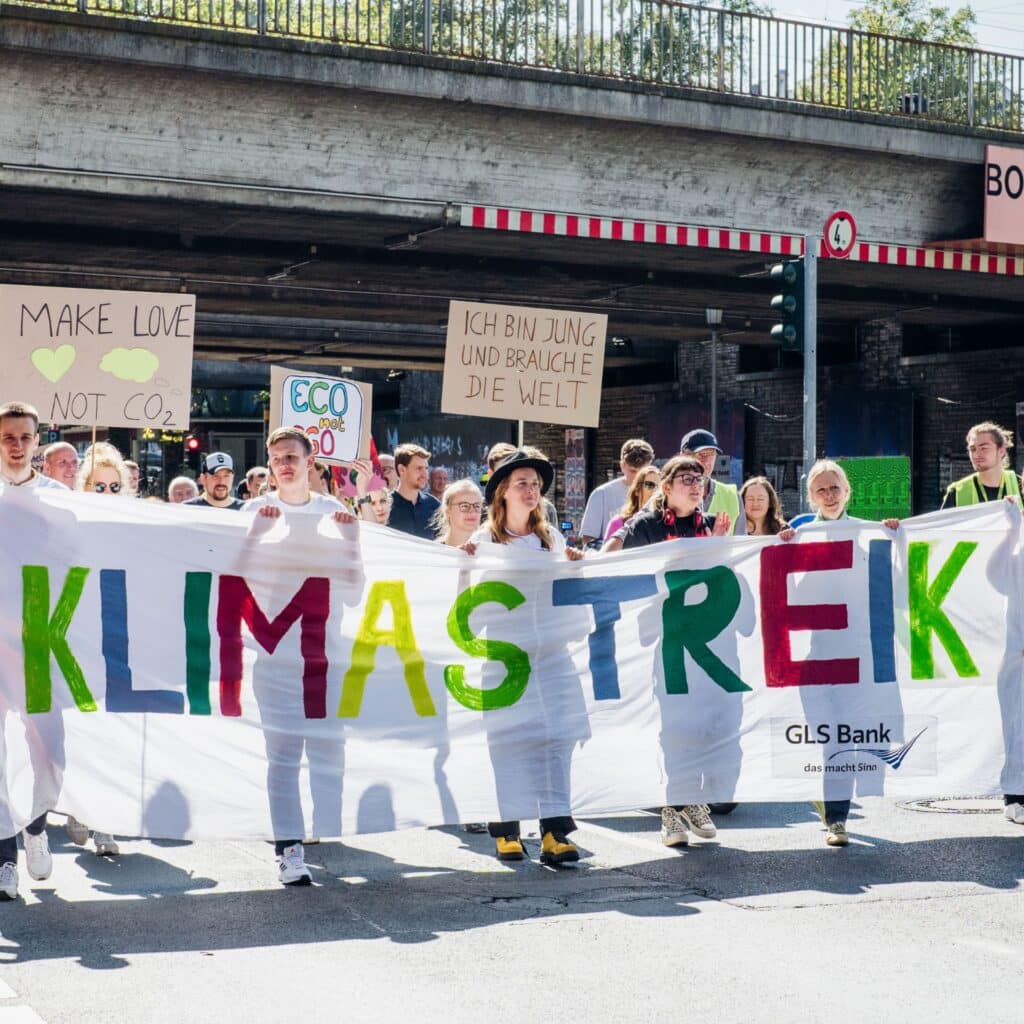 Klimastreik in Bochum: Menschen mit Banner in der Hand demonstrieren