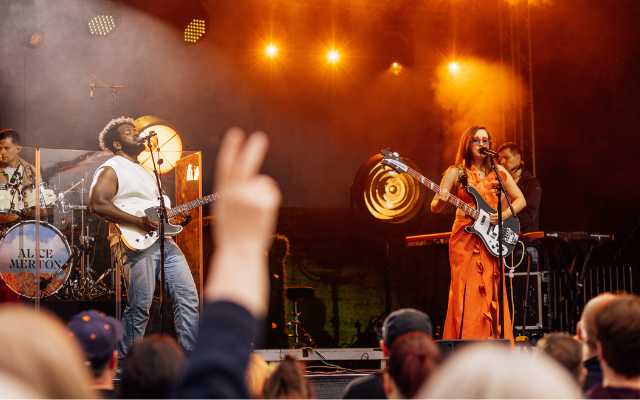 Live-Konzert von Alice Mertion auf der Open Air Bühne des Gutes Morgen Festivals 2026