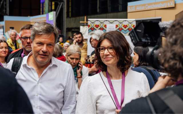Robert Habeck und Aysel Osmanoglu auf der Messe des Gutes Morgen Festivals 
